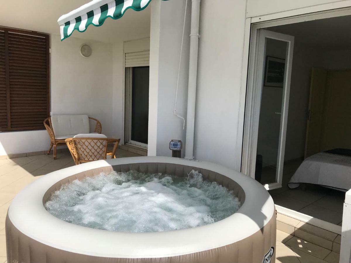 Meuble Homard Avec Jacuzzi Et Vue Mer Saint-Gilles-les Bains Ngoại thất bức ảnh
