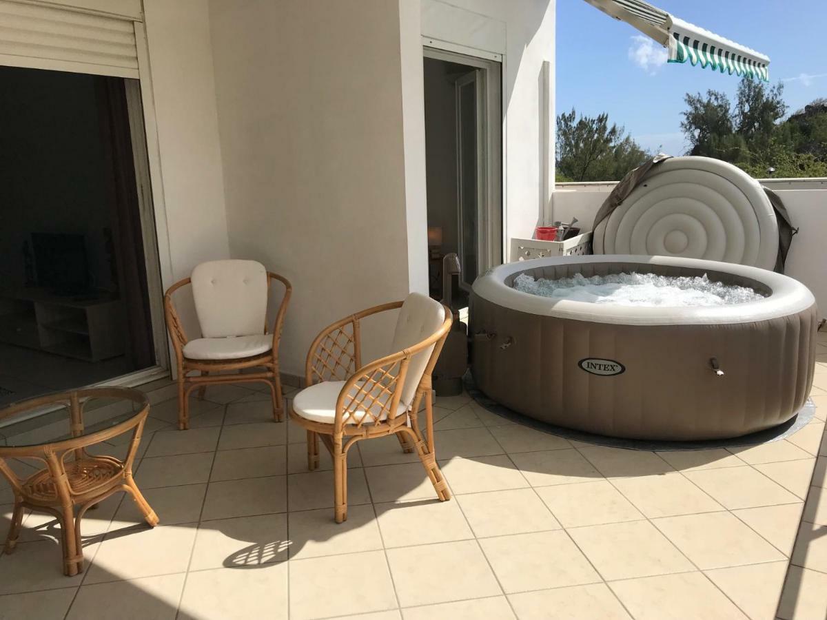 Meuble Homard Avec Jacuzzi Et Vue Mer Saint-Gilles-les Bains Ngoại thất bức ảnh